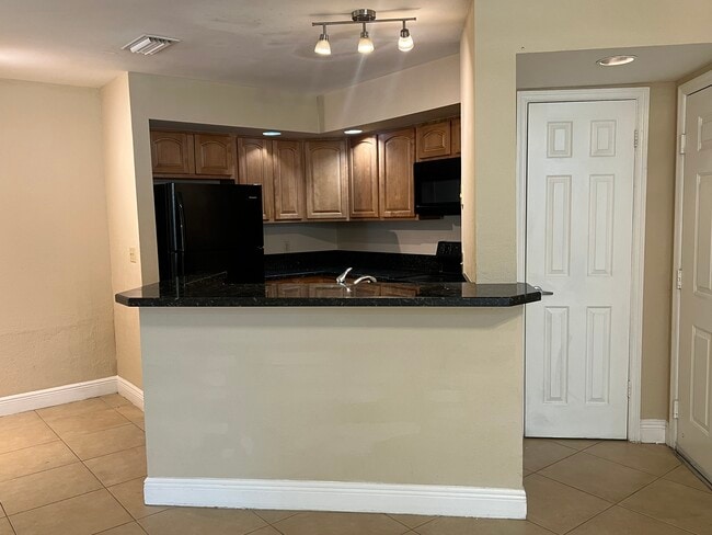 Building Photo - 3370 Pinewalk Dr N Unit 1215