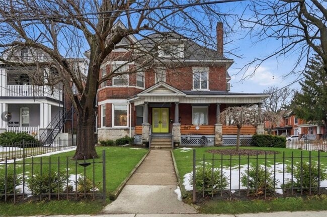 Building Photo - Spacious 1 bedroom in lower level of Victorian Home Unit 4