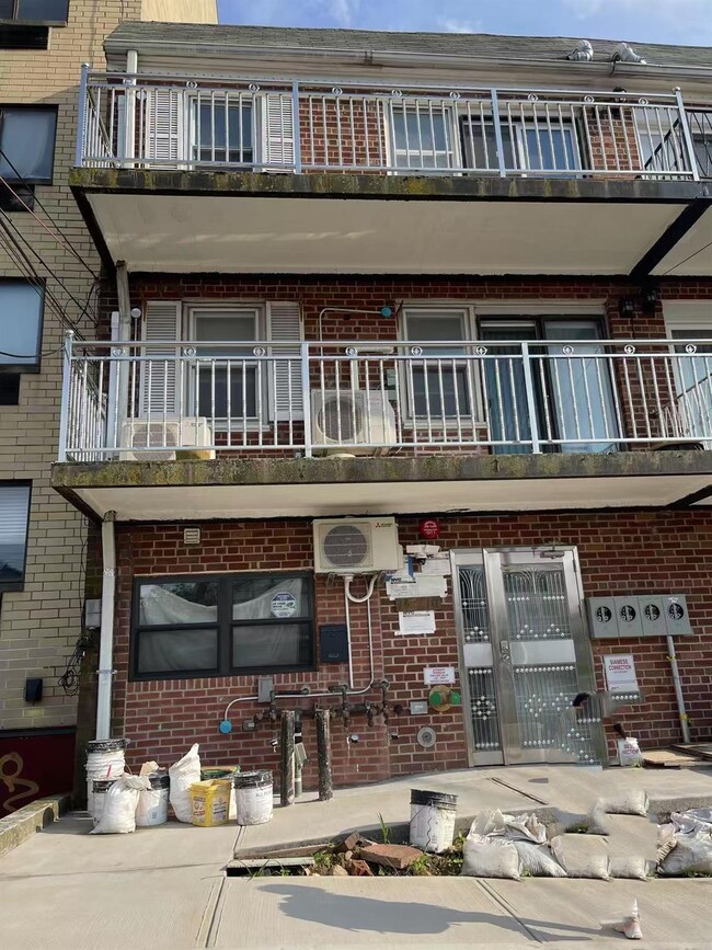 Building Photo - 145-10 34th Ave Unit 3rd FL Rental