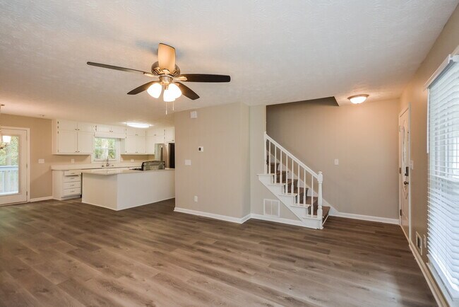 Photo - 9136 Tara Dr SW