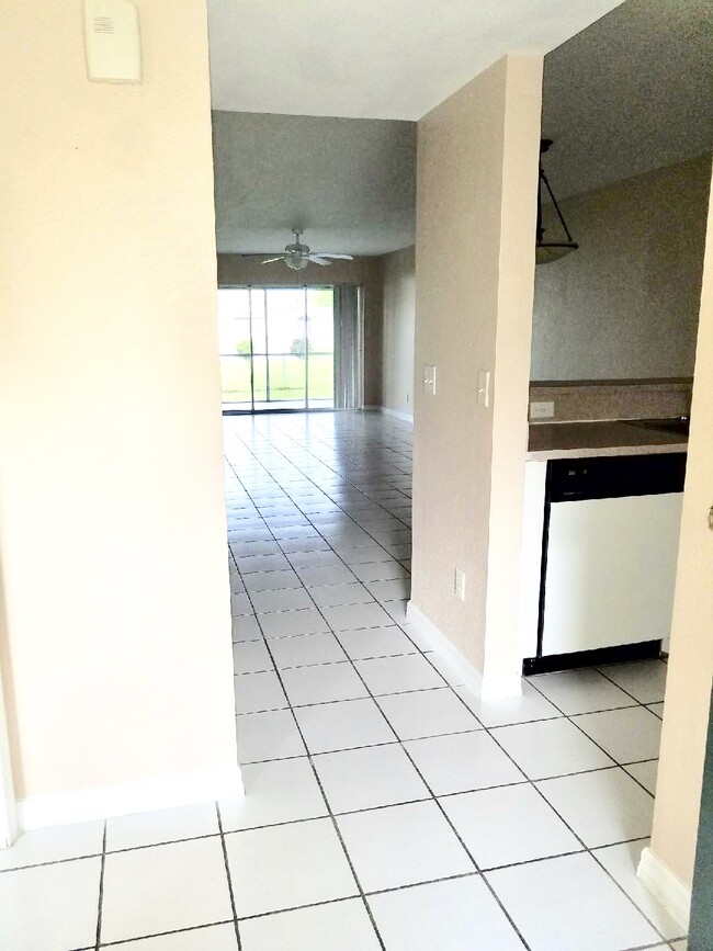 Foyer - 514 Northeast 24th Place Apartments Unit #21