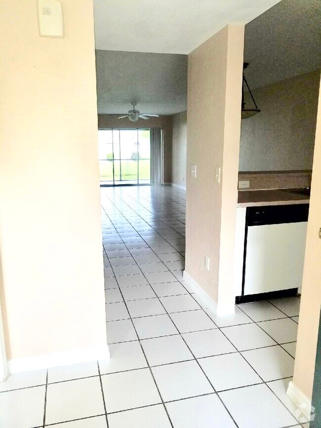 Building Photo - 514 Northeast 24th Place Unit #21 Rental