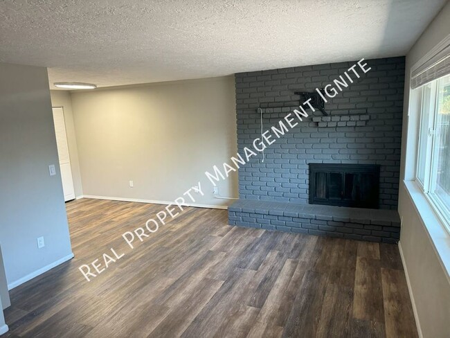 Photo - 454 NE Thurston Ave