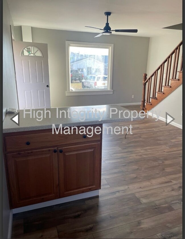 Building Photo - 3032 Lake Rd Unit Apt 4