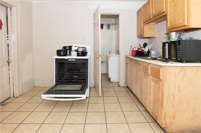 Kitchen - 525 Tallman St