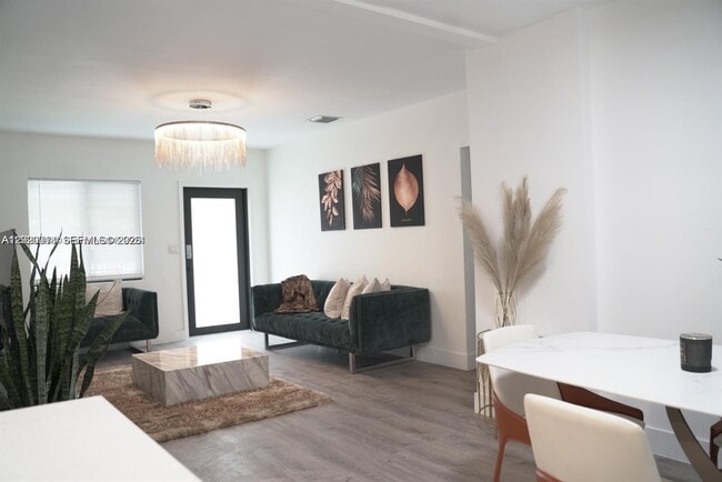 Building Photo - 520 NW 45th St Unit 2