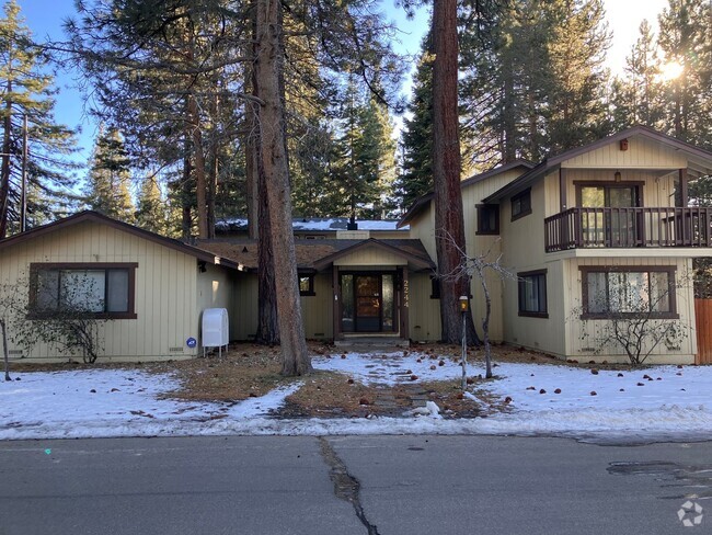 Building Photo - Large single family home with 2 car garage