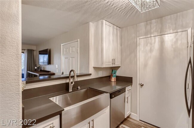 Photo - 950 Seven Hills Dr