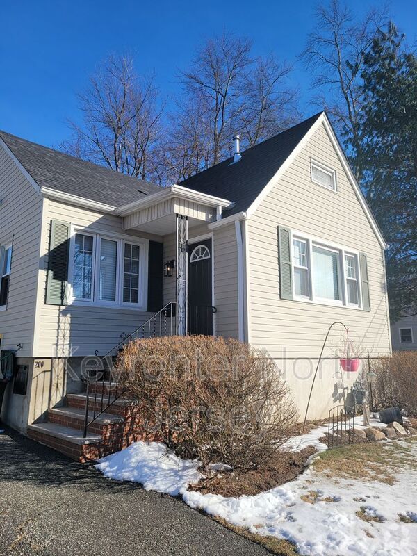 Building Photo - 200 Evergreen St Rental