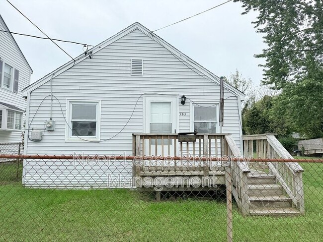 Building Photo - 745 Clarence St