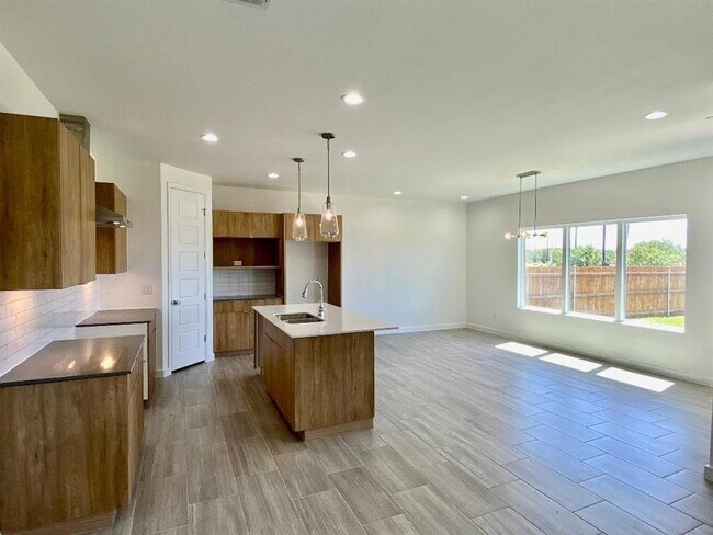 313 Deer Path Lp