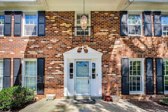 Photo - 1718 Crestview Dr