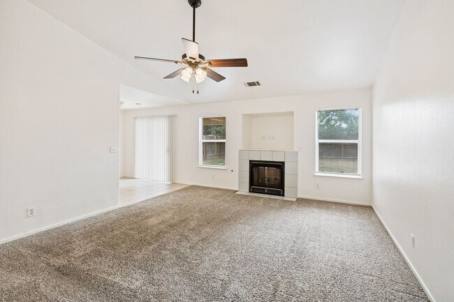 Photo - Great Open Floor Plan 3 Bedroom & 2 Bath