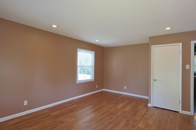 Photo - 325 Caithness Rd