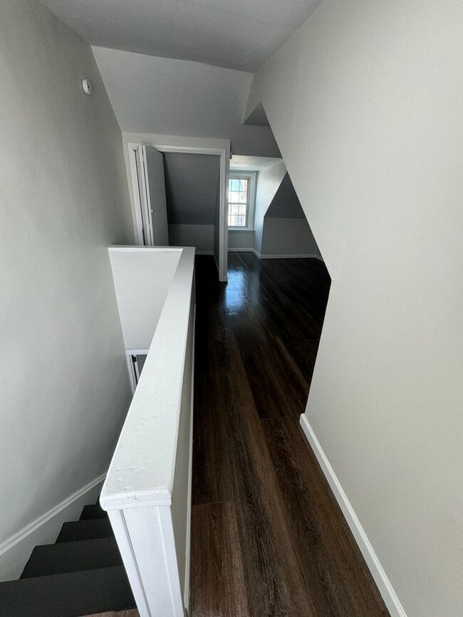 Building Photo - 4 bedroom 1 bath house with off street parking