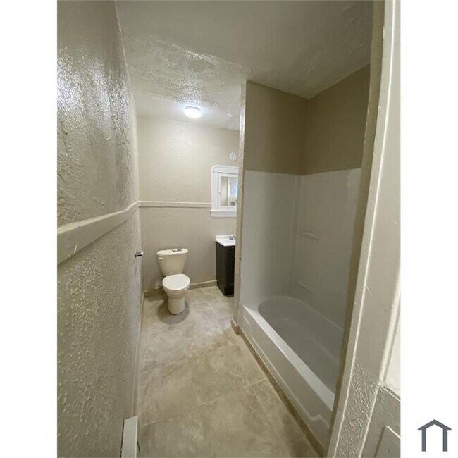 Photo - Cozy 2 Bed 1 Bath Apt in EAST CLEVELAND | Available 02/01 | $785 – $1,005 per month Unidad 36