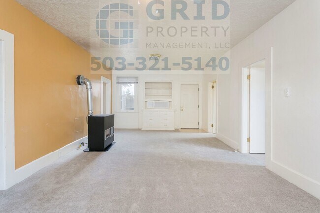 Photo - Charming 2 Bedroom Apartment Available in Milwaukie - Private Fenced-In Yard! Unit 01
