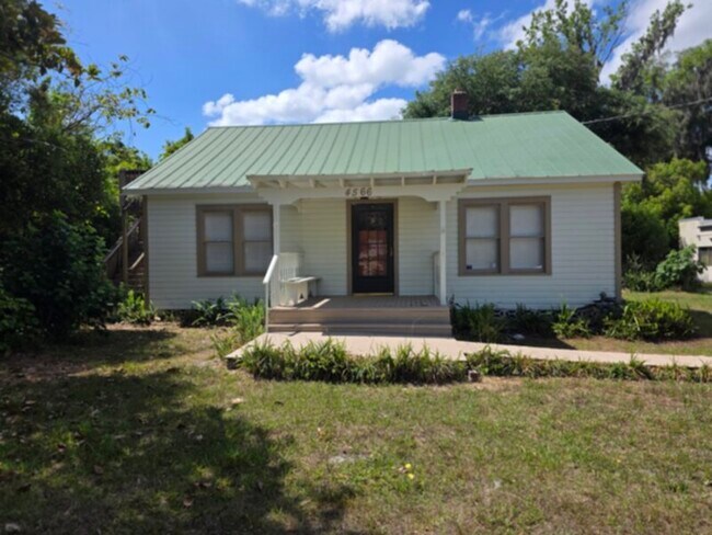 Building Photo - Commercial Space with a large lot, fully f... Rental