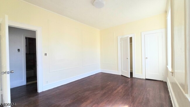 Building Photo - 148 Chancellor Ave Unit B2