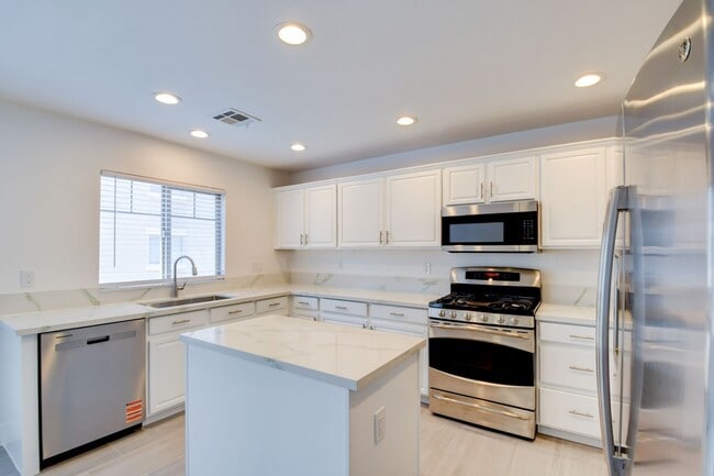 Photo - Spacious 3-Bed Green Valley Townhome with Modern Kitchen – 89074