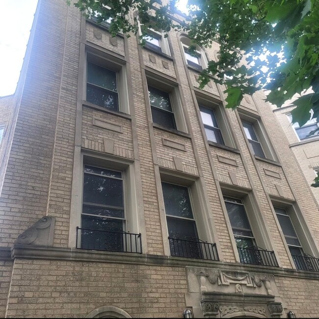 Building Photo - 7529 N Claremont Ave Unit 2