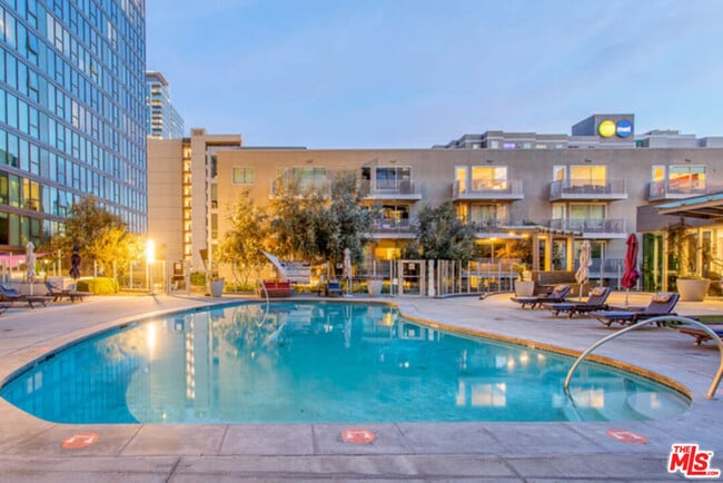 Building Photo - 901 Flower St Unit 505