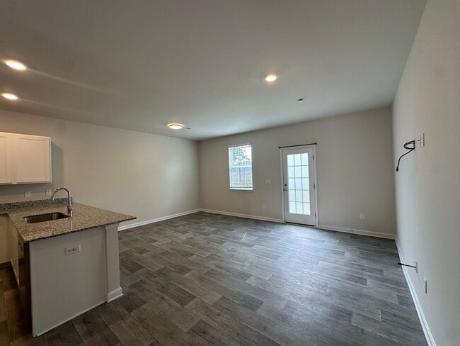 Photo - 427 Tevis St