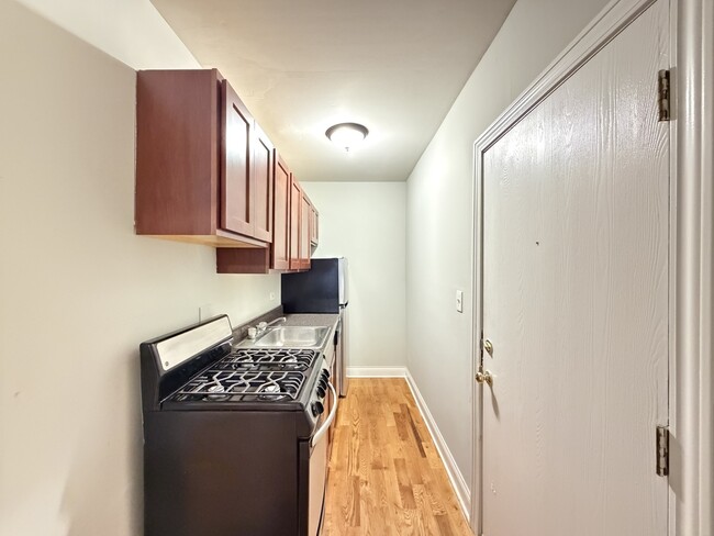 Photo - 850 W Cornelia Ave Unit J04P