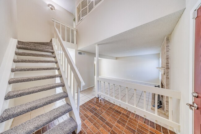 Building Photo - 2391 Crescent Park Dr Unit False