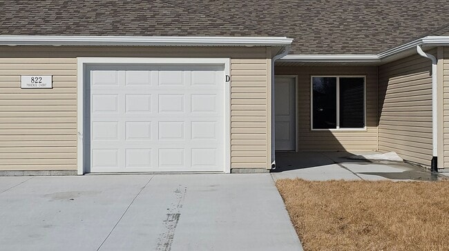 Building Photo - 822 Phoenix Ct Unit Apartment D