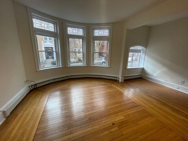 Photo - Avl NOW - No Fee! Sunny, oversized Studio ...