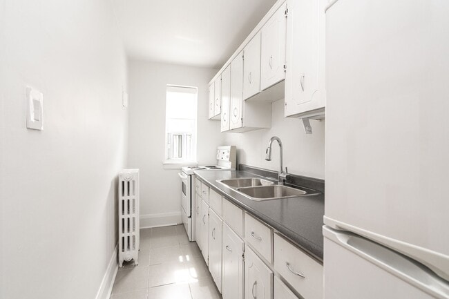 Photo - 118 Roncesvalles Ave