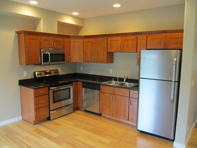 Photo - 472 SE Oak St