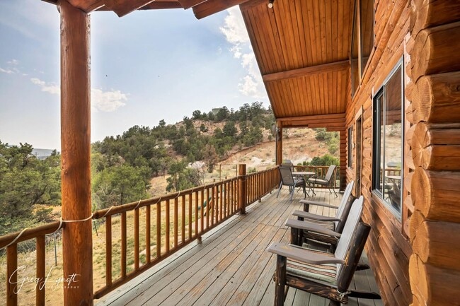 322 Hillcrest Cir