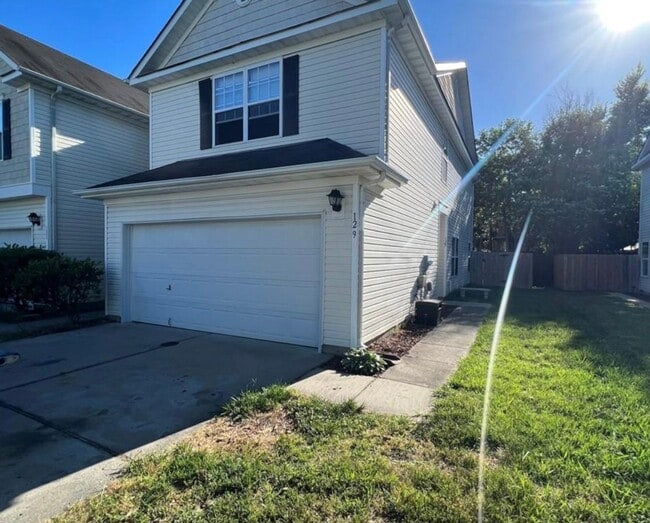 Building Photo - End Unit Townhouse Near Town Center VB