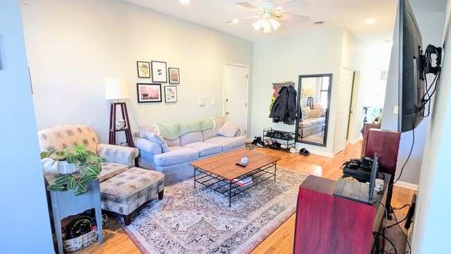 Photo - 3719 W Byron St Unit 2