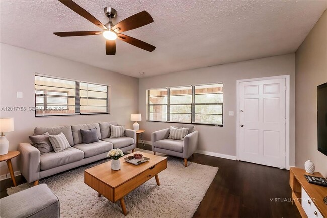 Photo - 830 E Evanston Cir
