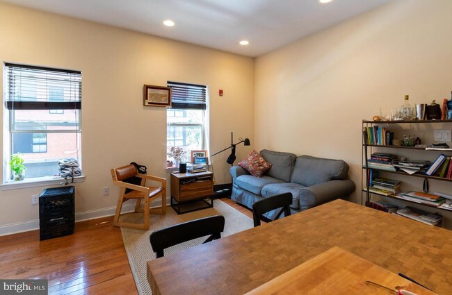Photo - 1841 Bainbridge St Unidad 1