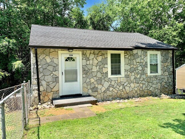 Building Photo - Great Location with Easy Access to Fort Campbell & Downtown