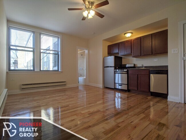 Building Photo - 818 W Diversey Pky Unit P