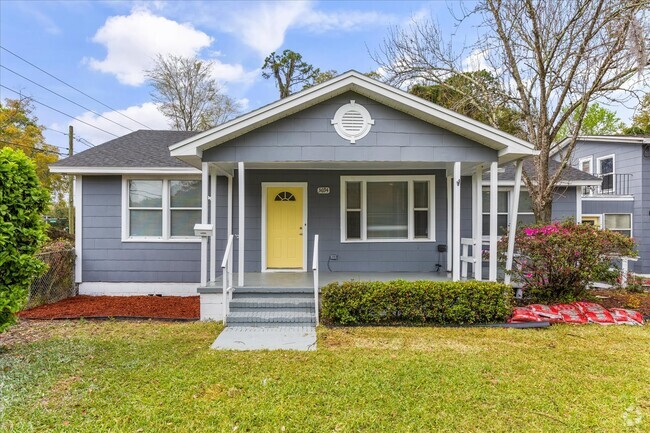 Building Photo - Newly Remodeled Beauty waiting for its fir... Rental