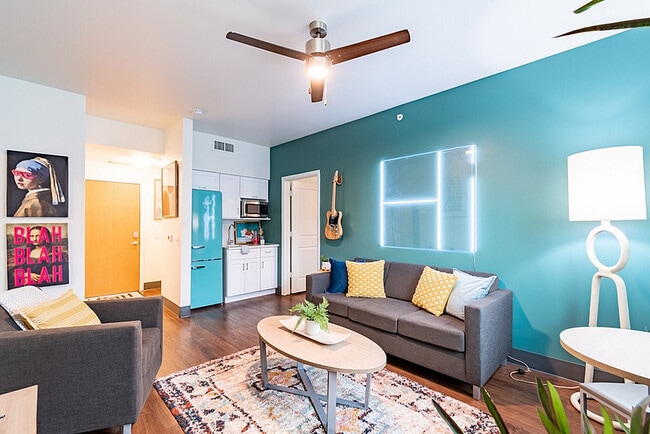 Experimente la combinación perfecta de estilo y comodidad en este vibrante espacio de vida urbano. - Cambridge Hall at College Station