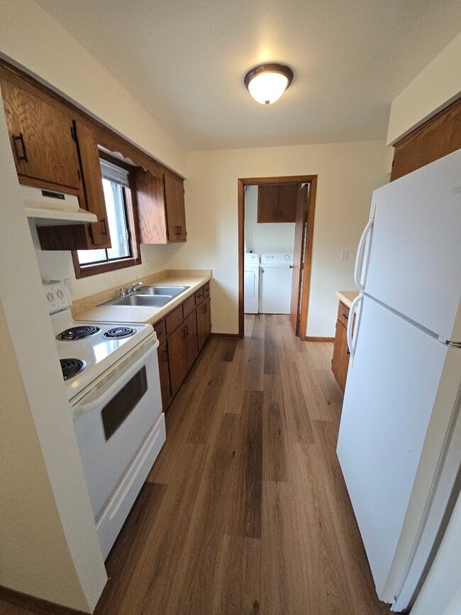 Kitchen from Diningrm - 131 Maple Ave S Unit #3