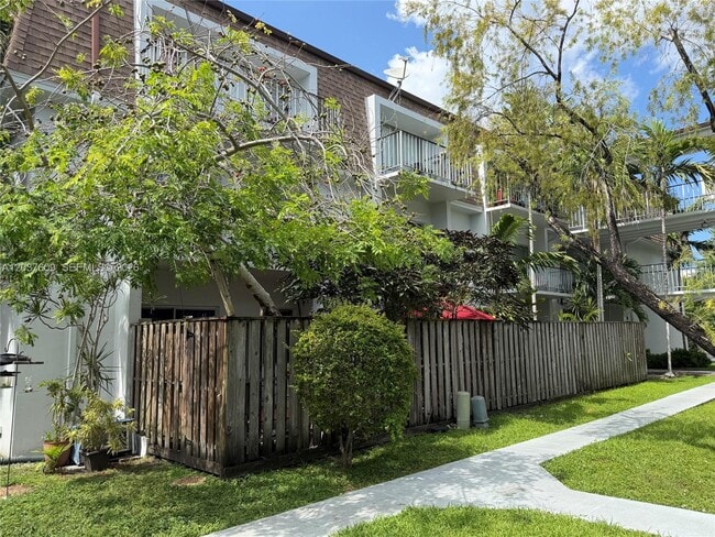 Building Photo - 9621 SW 77th Ave Unit 101B