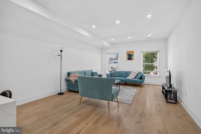 Photo - 927 Kennedy St NW Unidad 304