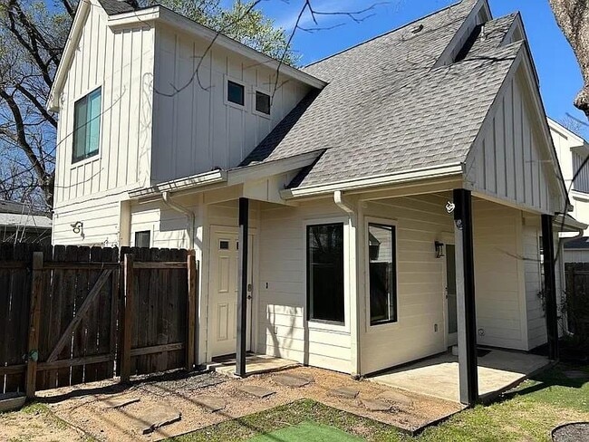 Building Photo - 2209 Willow St Unit B