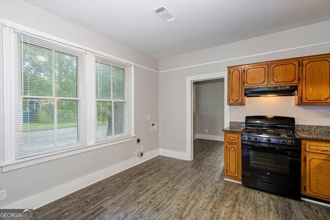 Photo - 107 Ellis St