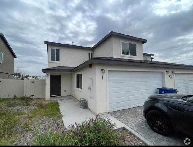 Building Photo - 4 bedrooms 2.5 bathrooms remodeled townhom... Rental