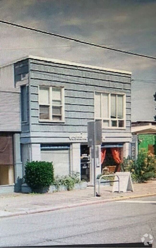 Building Photo - 3105 1/2-3105 Eastlake Ave E Unit 01 - 3105 Rental