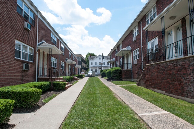 Court yard - Essex Gardens Apartments